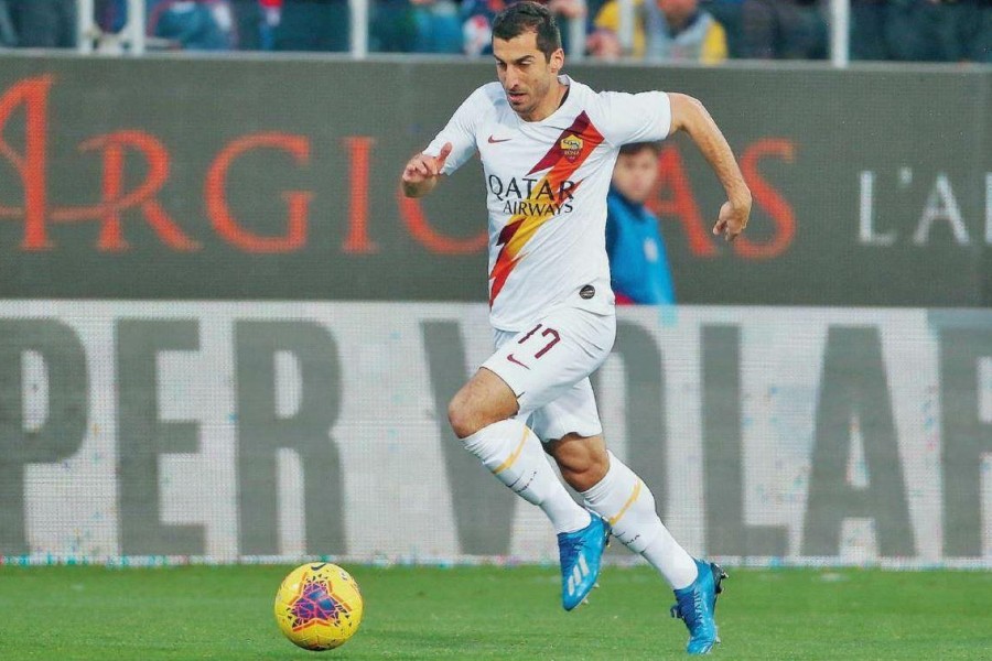 Henrikh Mkhitaryan, 31 anni, in azione nell’ultima gara disputata a Cagliari: il trequartista armeno è approdato in giallorosso nell’ultima estate, di Mancini