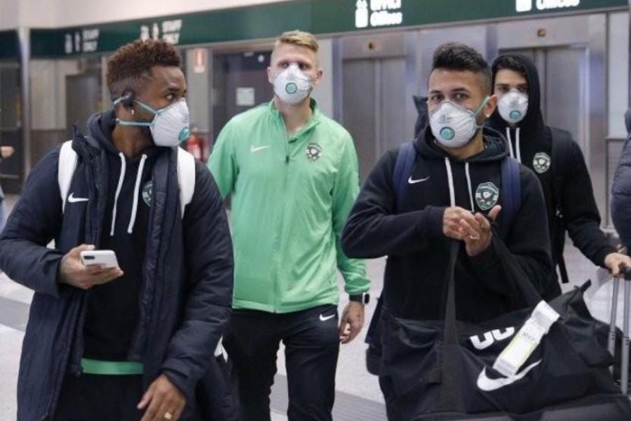 I giocatori del Ludogorets arrivano a Milano per la partita con l'Inter indossando le mascherine