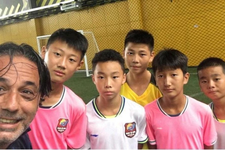 Claudio Cappioli con i ragazzi della sua scuola calcio