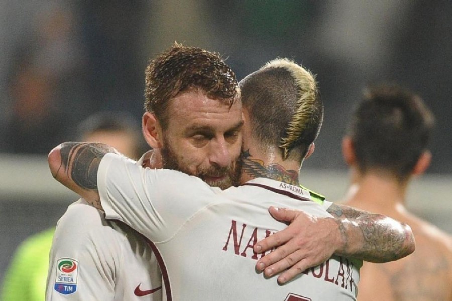 Nainggolan e De Rossi si abbracciano al termine di una gara