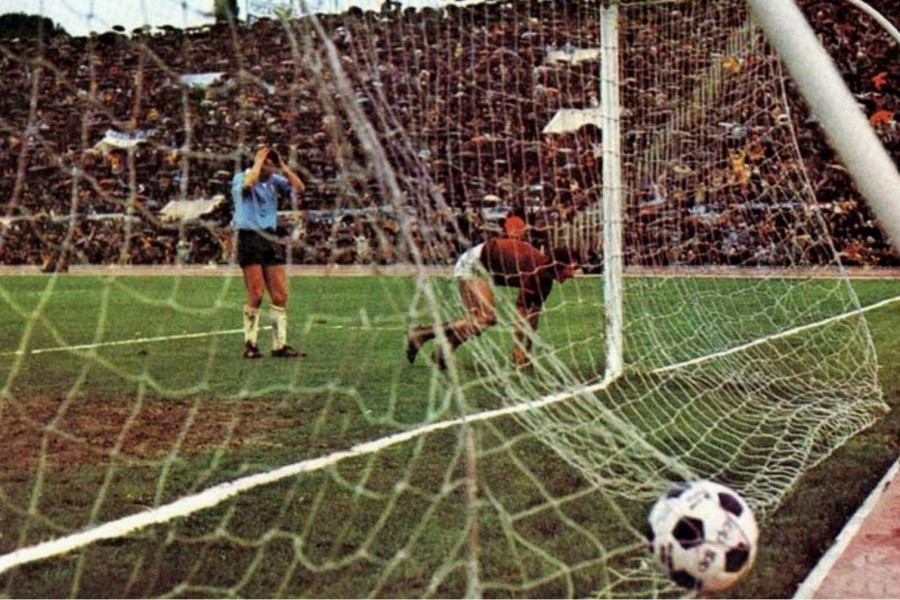 Pierino Prati segna il gol dello 0-1 nel derby del 1975