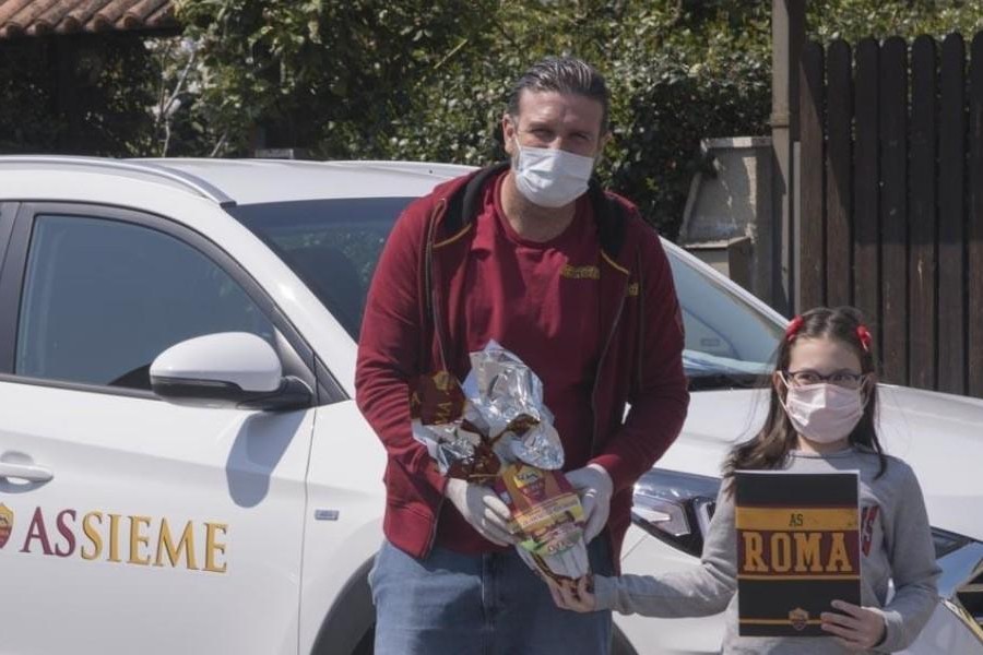 Vincent Candela consegna l'uovo di Pasqua della Roma a una piccola tifosa