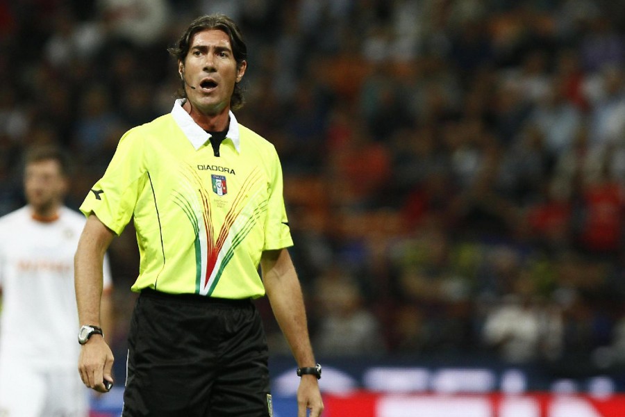 Un'immagine di Mauro Bergonzi in campo come arbitro di Serie A