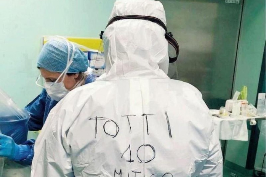 La tuta di protezione indossata in ospedale da Serena Girlando dedicata a Francesco Totti