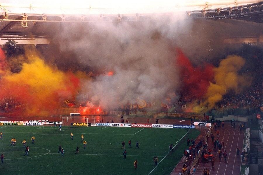 La Curva Sud il 24 aprile 1991 per Roma-Broendby