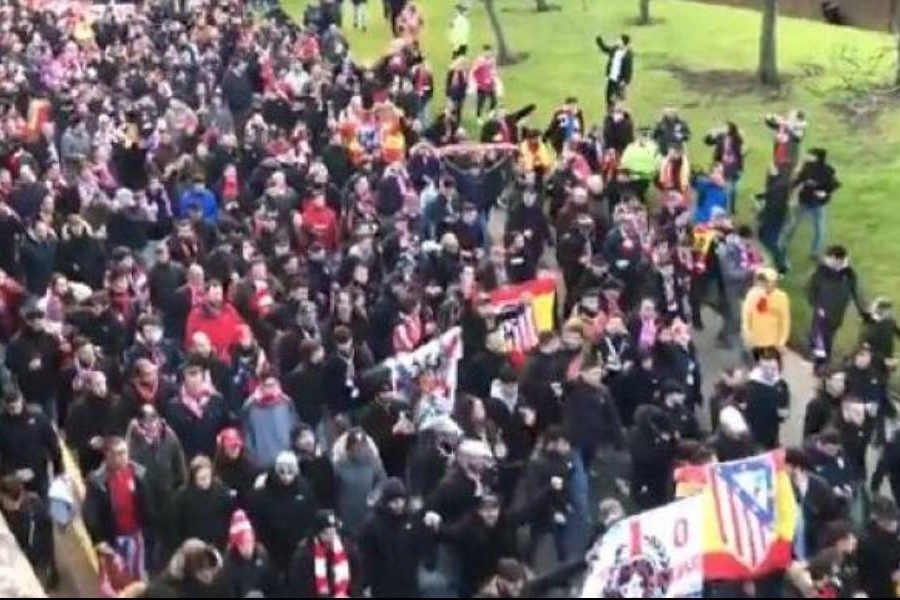 Tifosi dell'Atletico Madrid in corteo a Liverpool