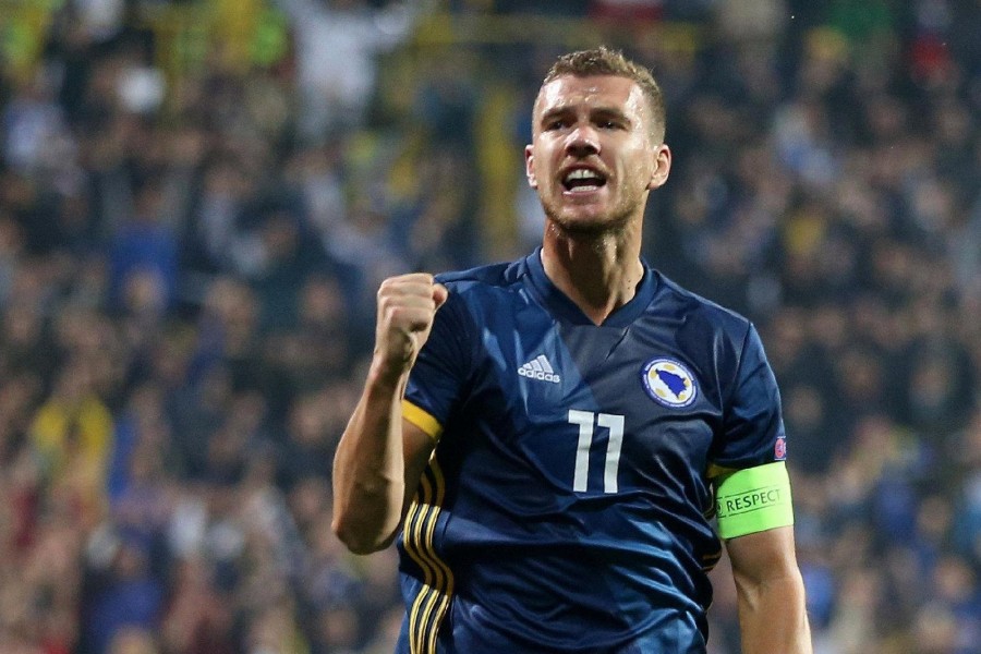 Edin Dzeko con la maglia della sua nazionale