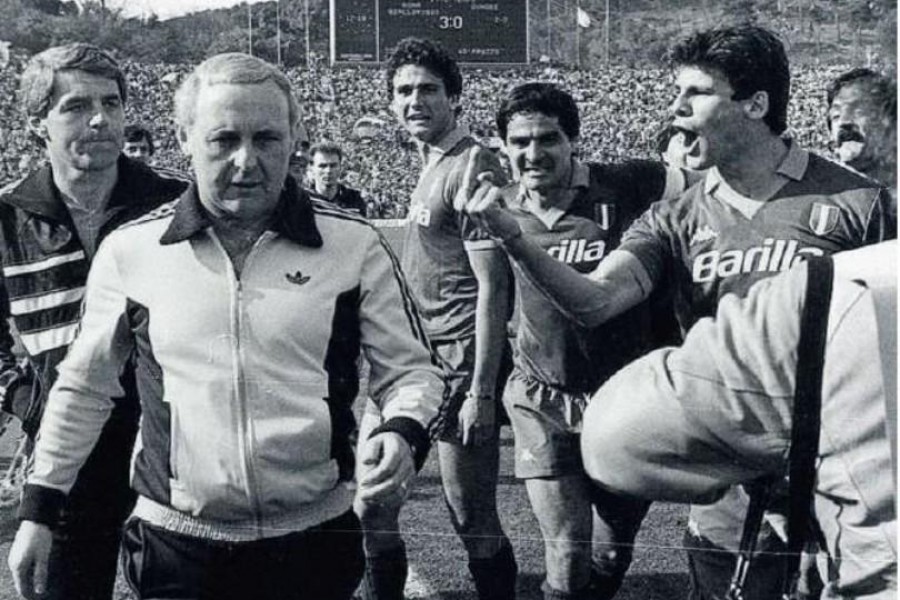 Jim McLean, allenatore del Dundee United, viene sbeffeggiato da Nela e da altri giocatori della Roma dopo le polemiche dell’andata in Scozia