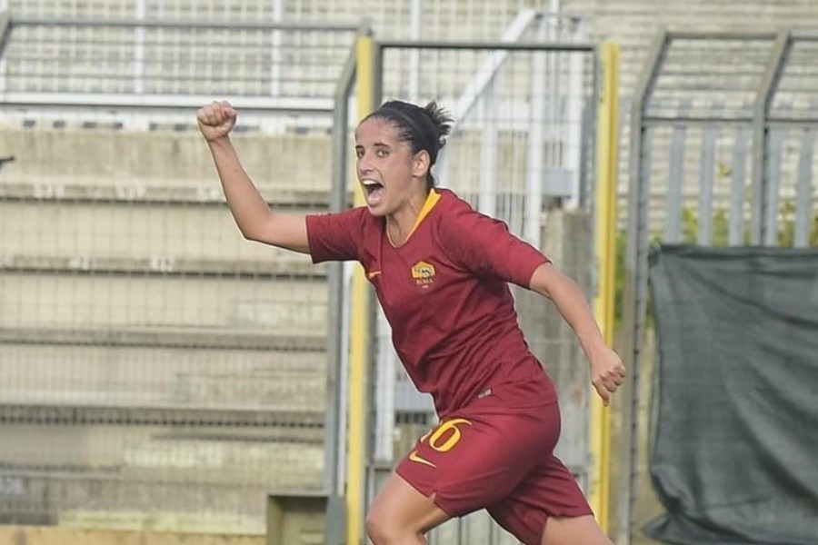 Claudia Ciccotti con la maglia della Roma, di LaPresse