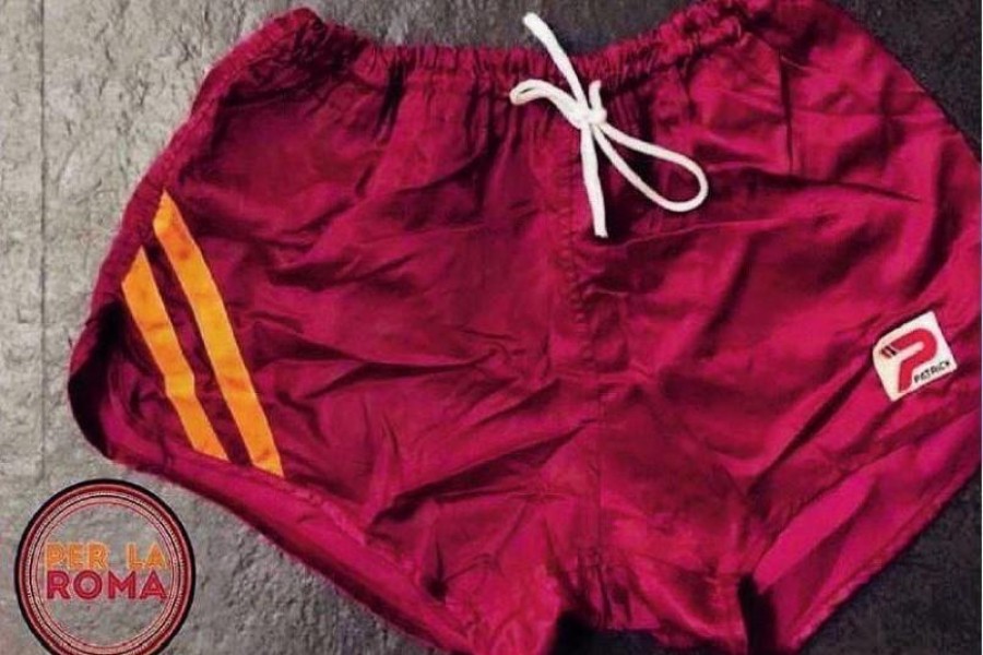 I pantaloncini marca Patrick, che fu sponsor tecnico della Roma nel campionato del secondo scudetto