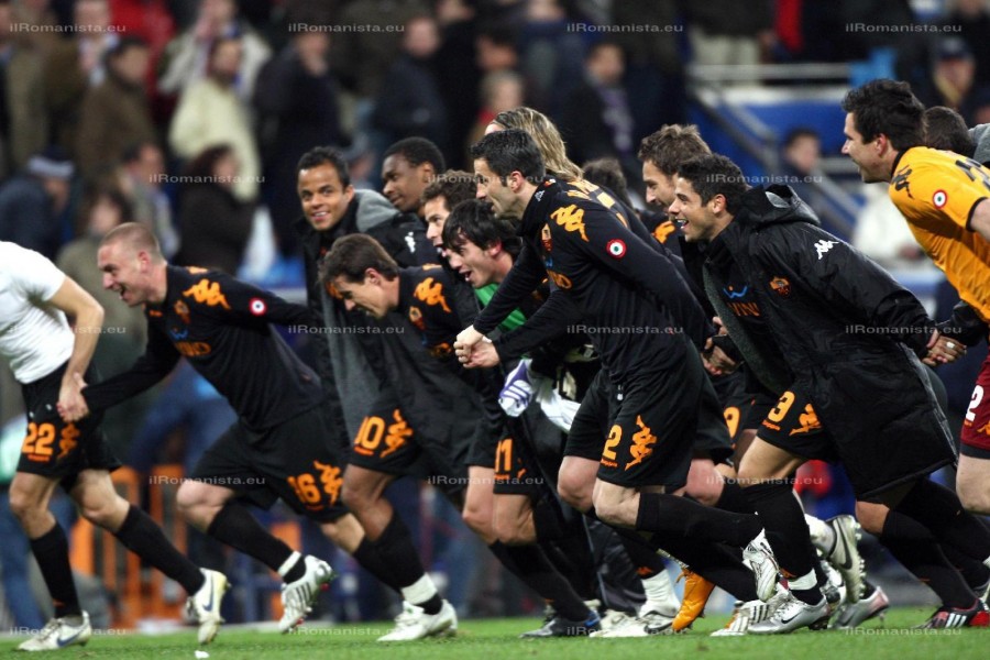 5 marzo 2008: la Roma esulta sotto il settore al Santiago Bernabeu dopo la vittoria per 2-1 contro il Real /Foto Mancini