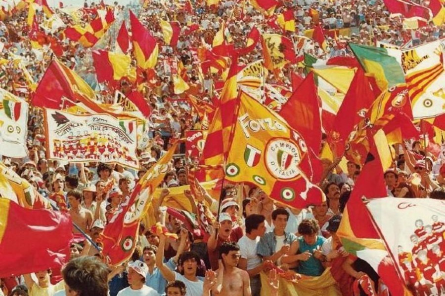 Uno scorcio dell'Olimpico e delle bandiere giallorosse (Foto AS Roma)