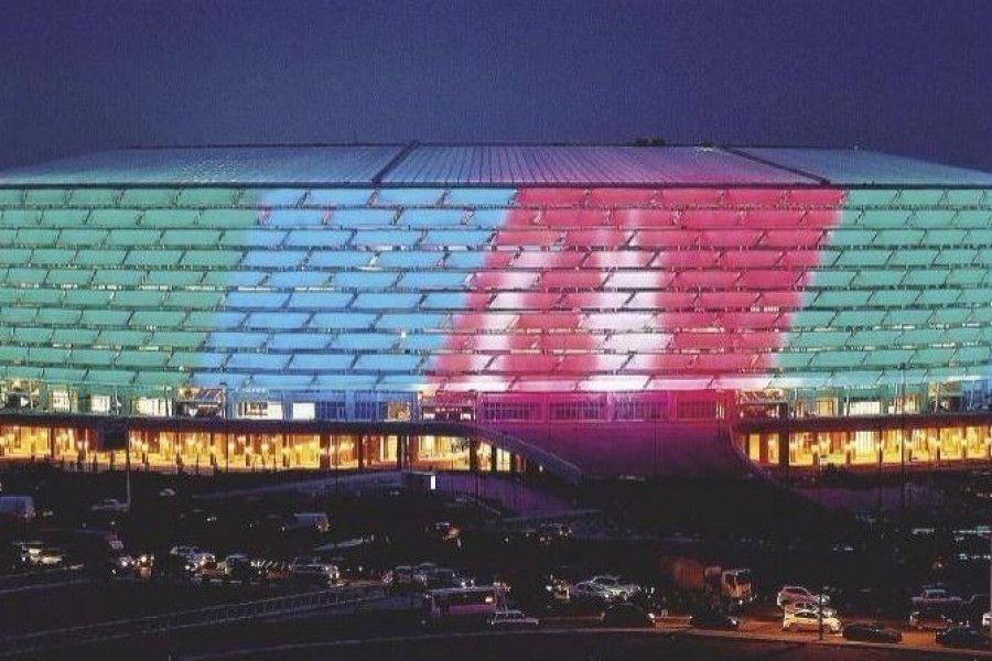 Lo stadio Olimpico di Baku illuminato con i colori della bandiera azera