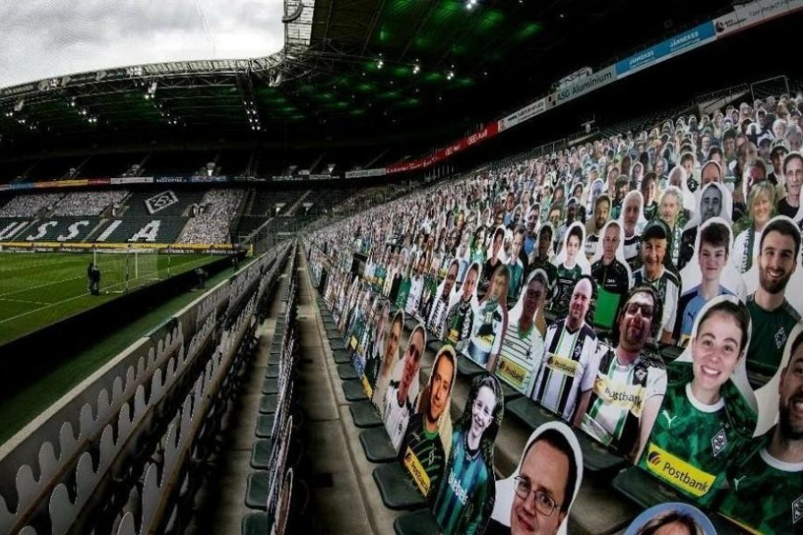 La tribuna del Borussia Park con le sagome dei tifosi