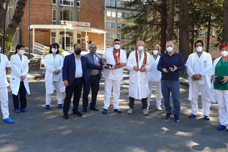 I presidenti dei Roma Club Frattamaggiore e Saviano consegnano gli stetoscopi digitali all'ospedale Cotugno di Napoli
