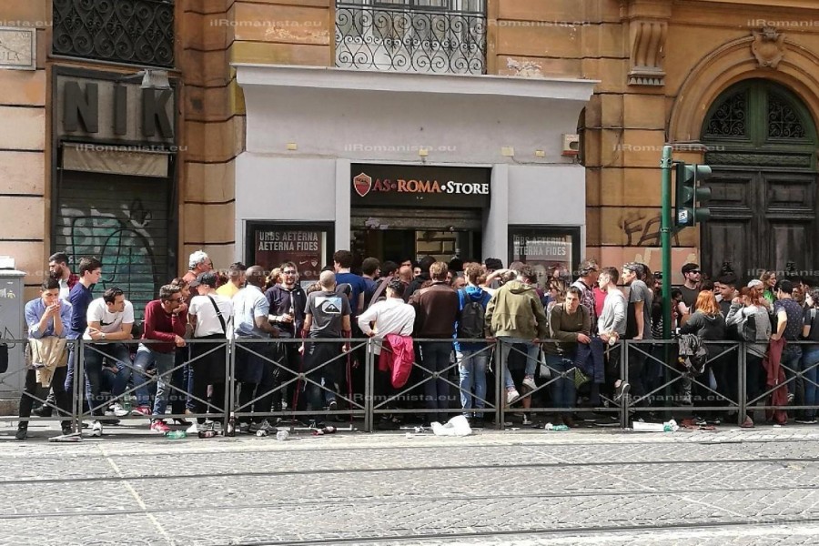 La fila al Roma Store di Via Arenula alle ore 15 circa