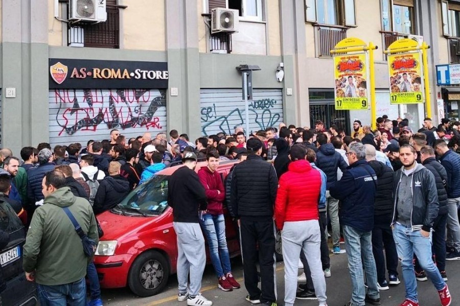 Serrande abbassate a Viale della Primavera a vendita iniziata