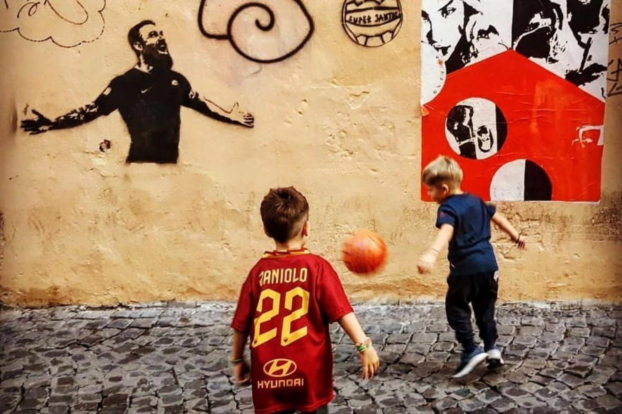 Due bambini giocano in una strada di Trastevere (Instagram g10vannimalagisi)