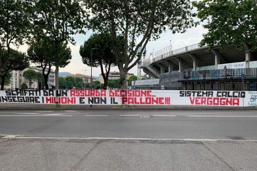 Lo striscione di protesta degli ultras dell'Atalanta: