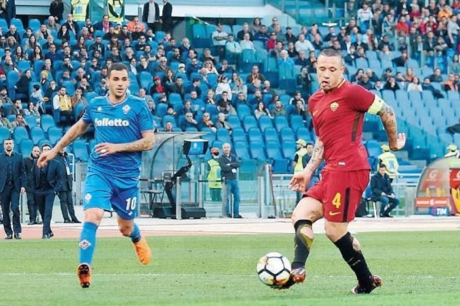 Nainggolan da capitano della Roma contro la Fiorentina nella stagione 2017-18, di LaPresse