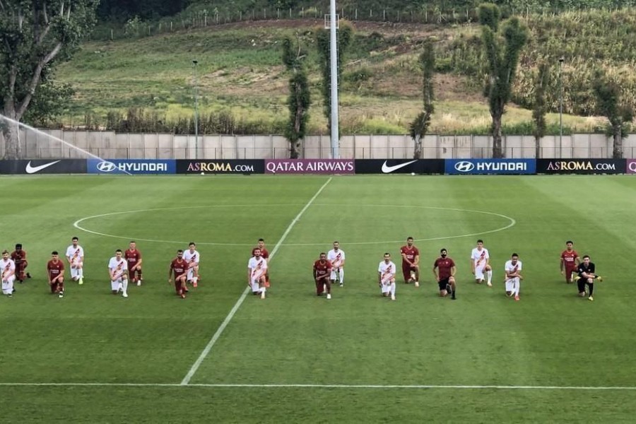 I giocatori della Roma col tecnico Fonseca in ginocchio sul campo di Trigoria; sotto, la foto pubblicata da Juan Jesus su Instagram