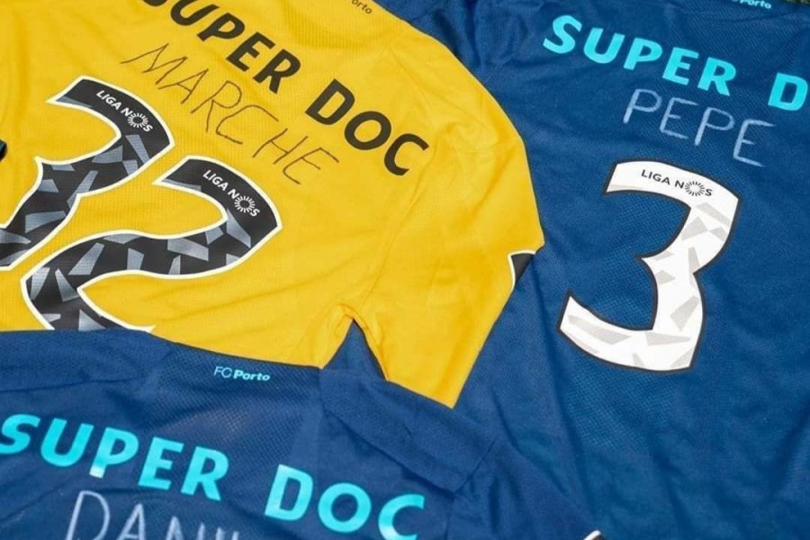 Le maglie dei giocatori del Porto per omaggiare il personale sanitario (FOTO: Instagram Classic Football Shirts)