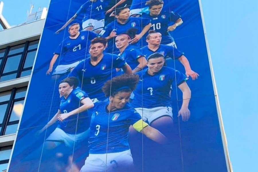 La facciata del palazzo Figc con le Azzurre del Mondiale di Francia 2019