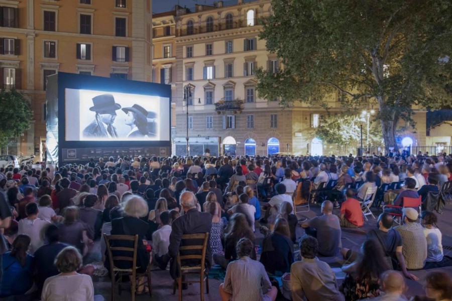 Una proiezione in Piazza San Cosimato realizzata dai Ragazzi del Cinema America