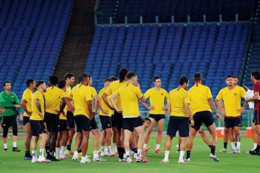 Fonseca a colloquio con la squadra nell'allenamento di ieri all'Olimpico, di LaPresse