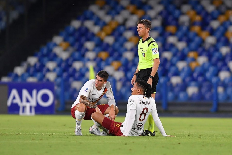 Chris Smalling soccorso dal compagno Gianluca Mancini e dall’arbitro Rocchi dopo il ko a Napoli, di LaPresse