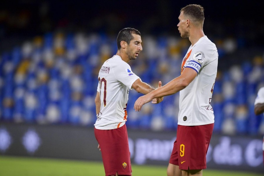 Edin Dzeko, 34 anni, scambia  un cenno d’intesa con Henrikh Mkhitaryan, 31:  i due torneranno titolari, di LaPresse