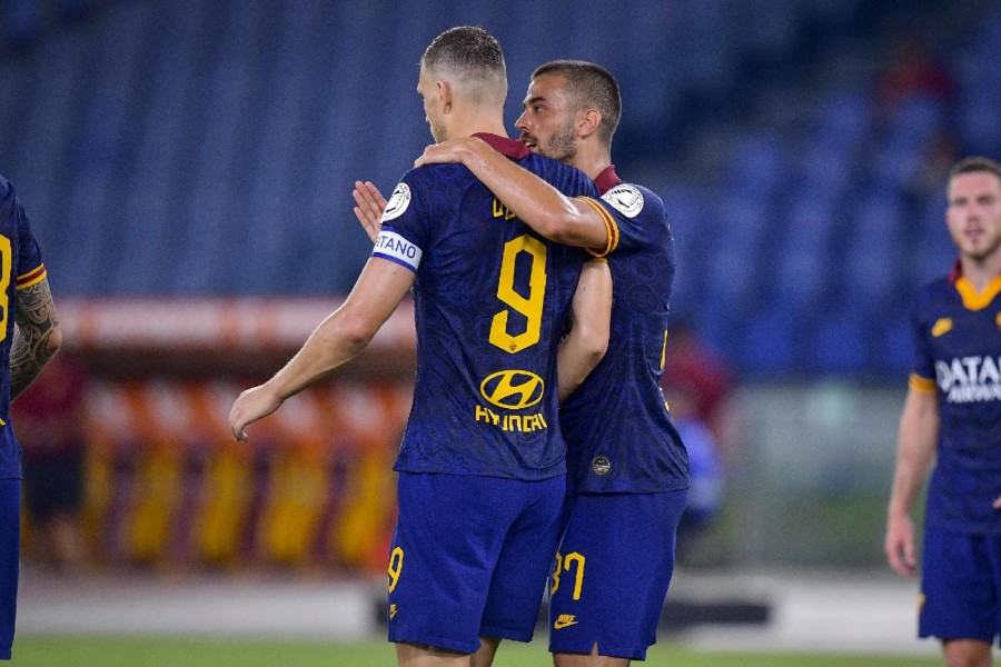 Dzeko abbracciato da Spinazzola dopo il gol col Verona, di LaPresse