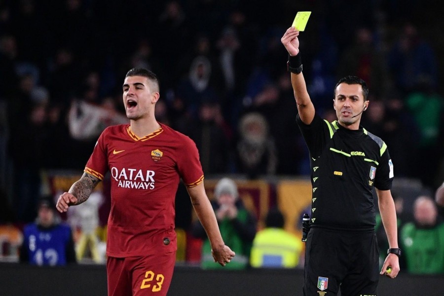 L'arbitro Di Bello sanziona Mancini con il cartellino giallo durante Roma-Torino, di LaPresse