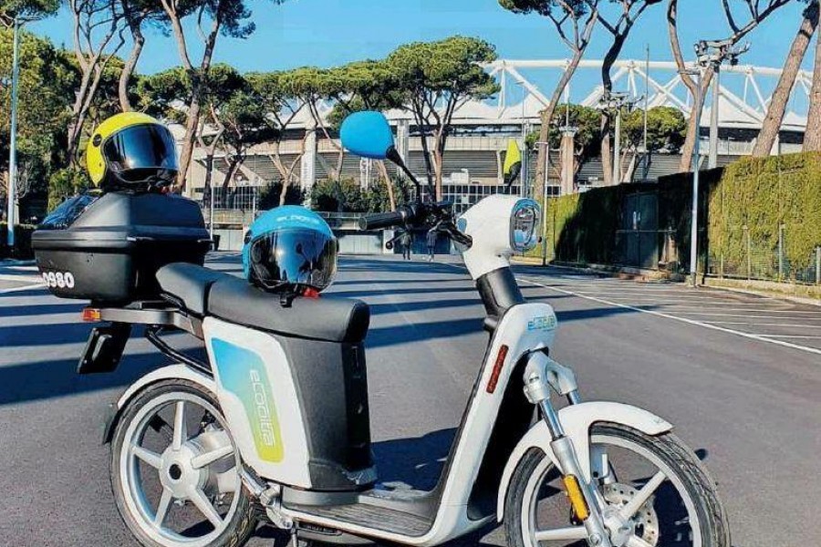 un mezzo eCooltra allo stadio Olimpico