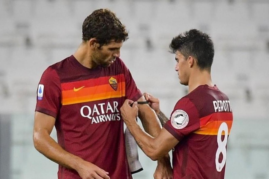 Perotti cede la fascia di capitano a Fazio durante Juventus-Roma, di LaPresse