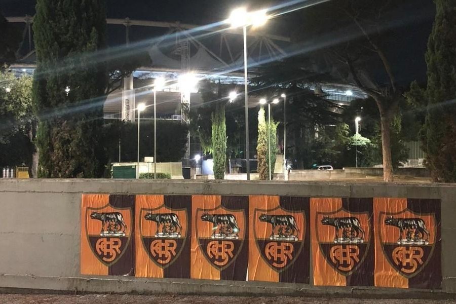 I manifesti apparsi all'esterno dello stadio Olimpico