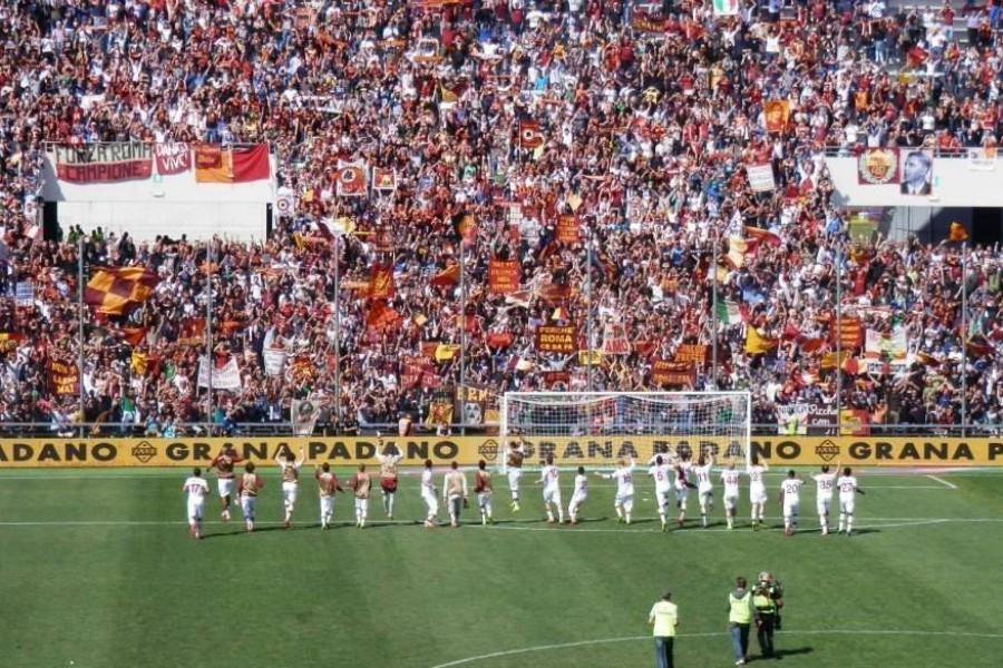 La Roma festeggia sotto al settore del Mapei Stadium  in Sassuolo-Roma del 2013-14