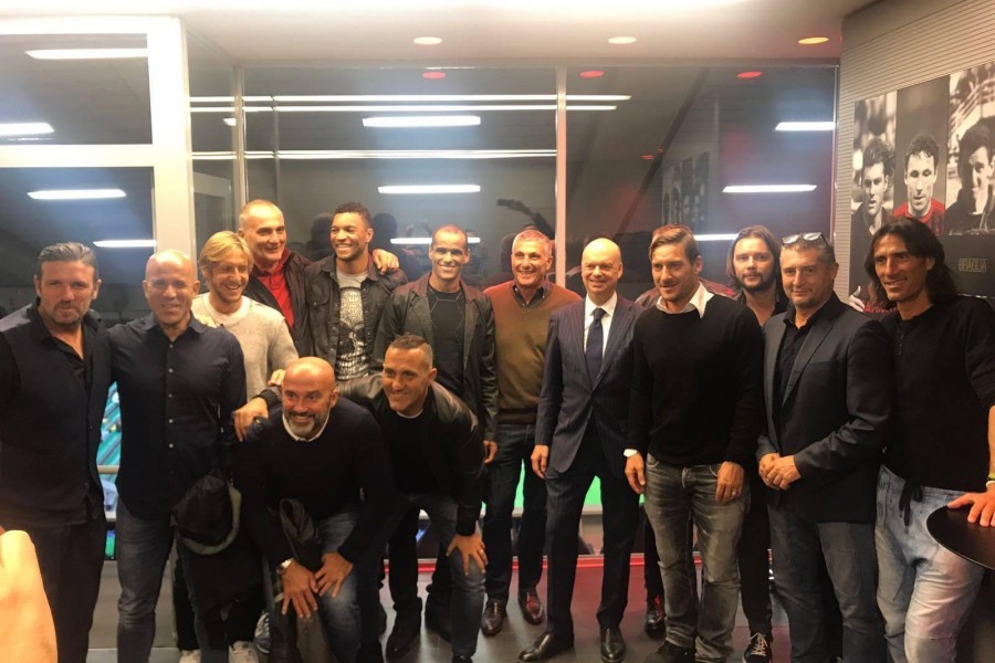 La foto postata su Facebook da Totti, che lo ritrae insieme agli ex calciatori che hanno preso parte all'amichevole