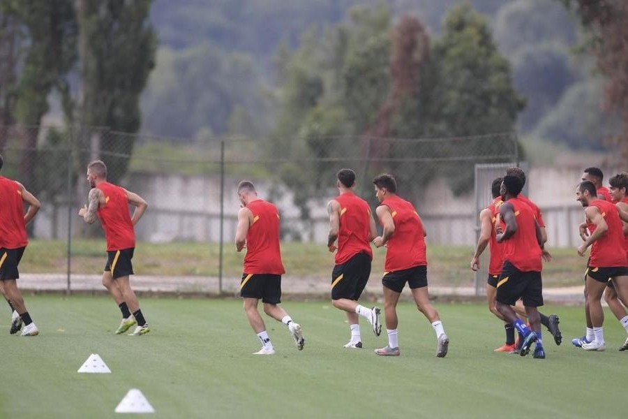 Parte del gruppo a Trigoria durante l'allenamento, di LaPresse