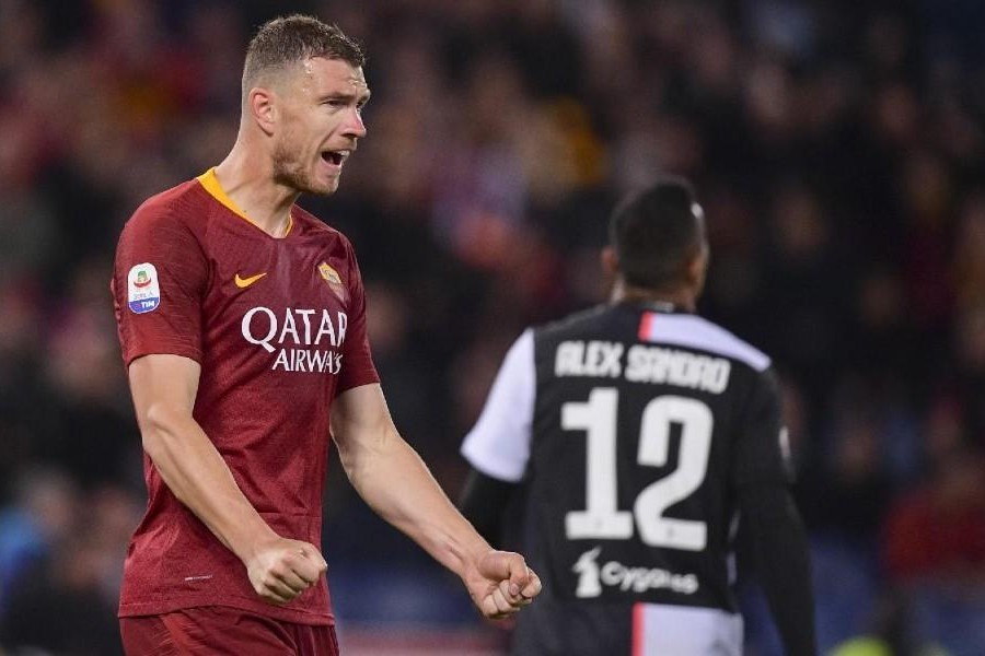 Edin Dzeko esulta per un gol realizzato contro la Juventus, di LaPresse