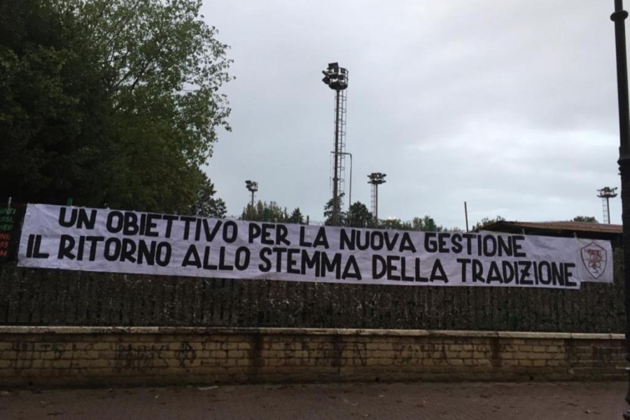 Lo striscione affisso a Piazza Mancini prima di Roma-Juventus
