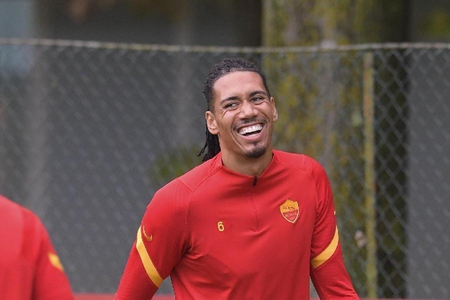 Il sorriso di Smalling, ieri a Trigoria, di LaPresse