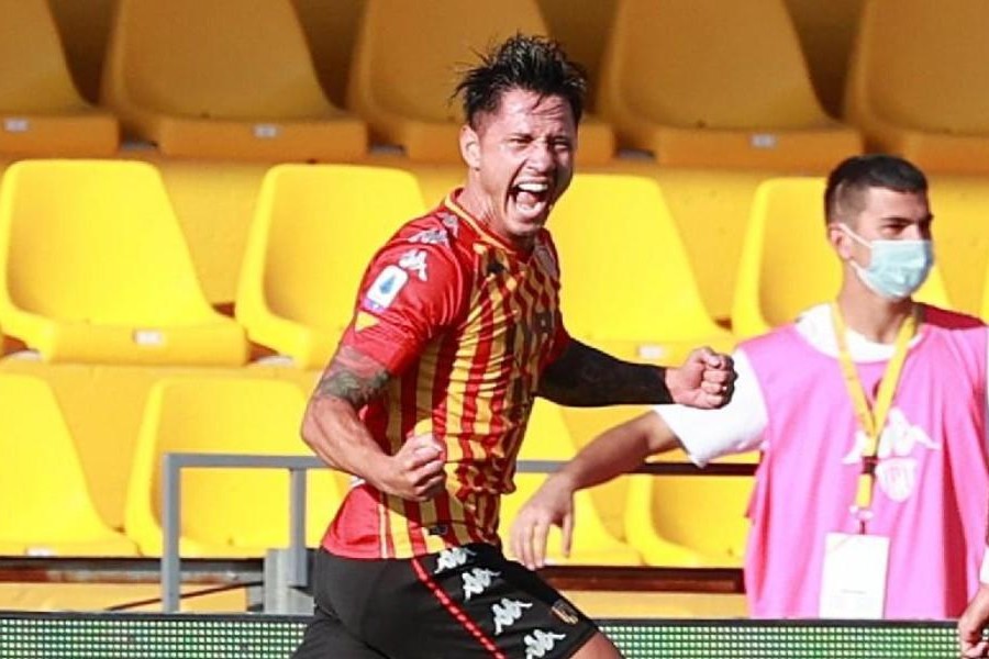 Gianluca Lapadula con la maglia del Benevento, di LaPresse