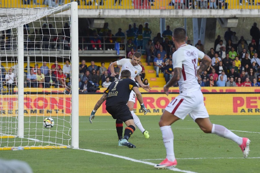 Dzeko in gol a Benevento nel settembre 2017, di LaPresse