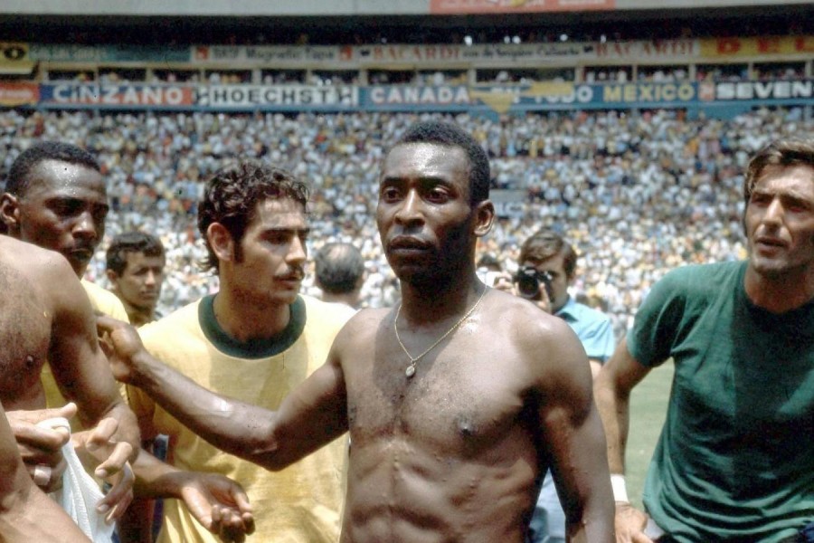 Pelé festeggia la vittoria del Mondiale, di LaPresse