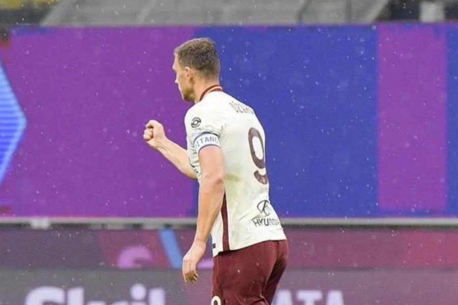 Dzeko esulta dopo il gol dell'1-1 contro il Milan, di LaPresse