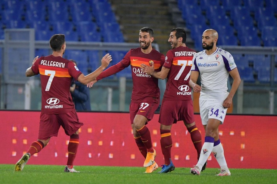 Pellegrini e Mkhitaryan abbracciano Spinazzola dopo il gol dell'1-0 contro la Fiorentina, di LaPresse