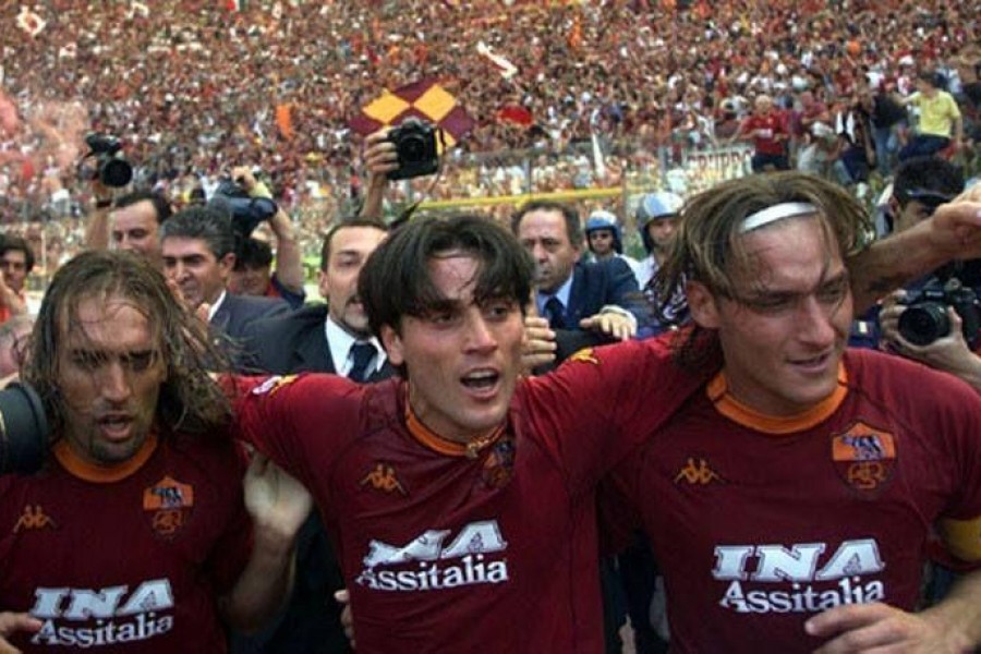 Montella esulta con Batistuta e Totti il giorno del terzo scudetto dopo il gol del 2-0 al Parma