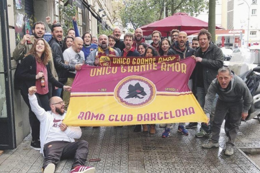 I tifosi giallorossi del Roma CLub Barcellona \