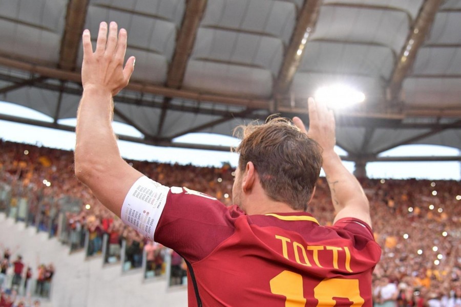 Francesco Totti saluta la sua gente nel giorno dell'addio al calcio, il 28 maggio 2017, di LaPresse